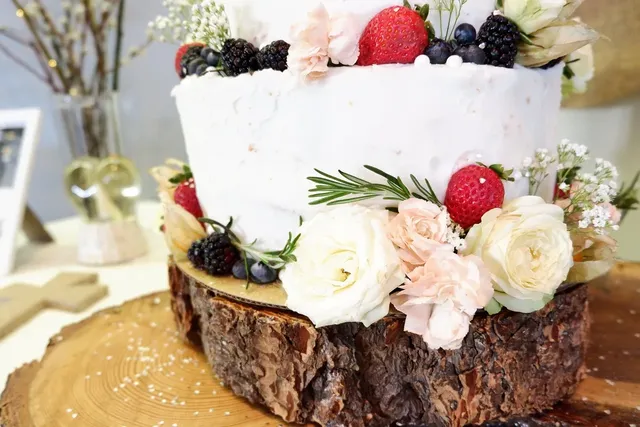 rustic wedding cake photo Amy Wu Photography